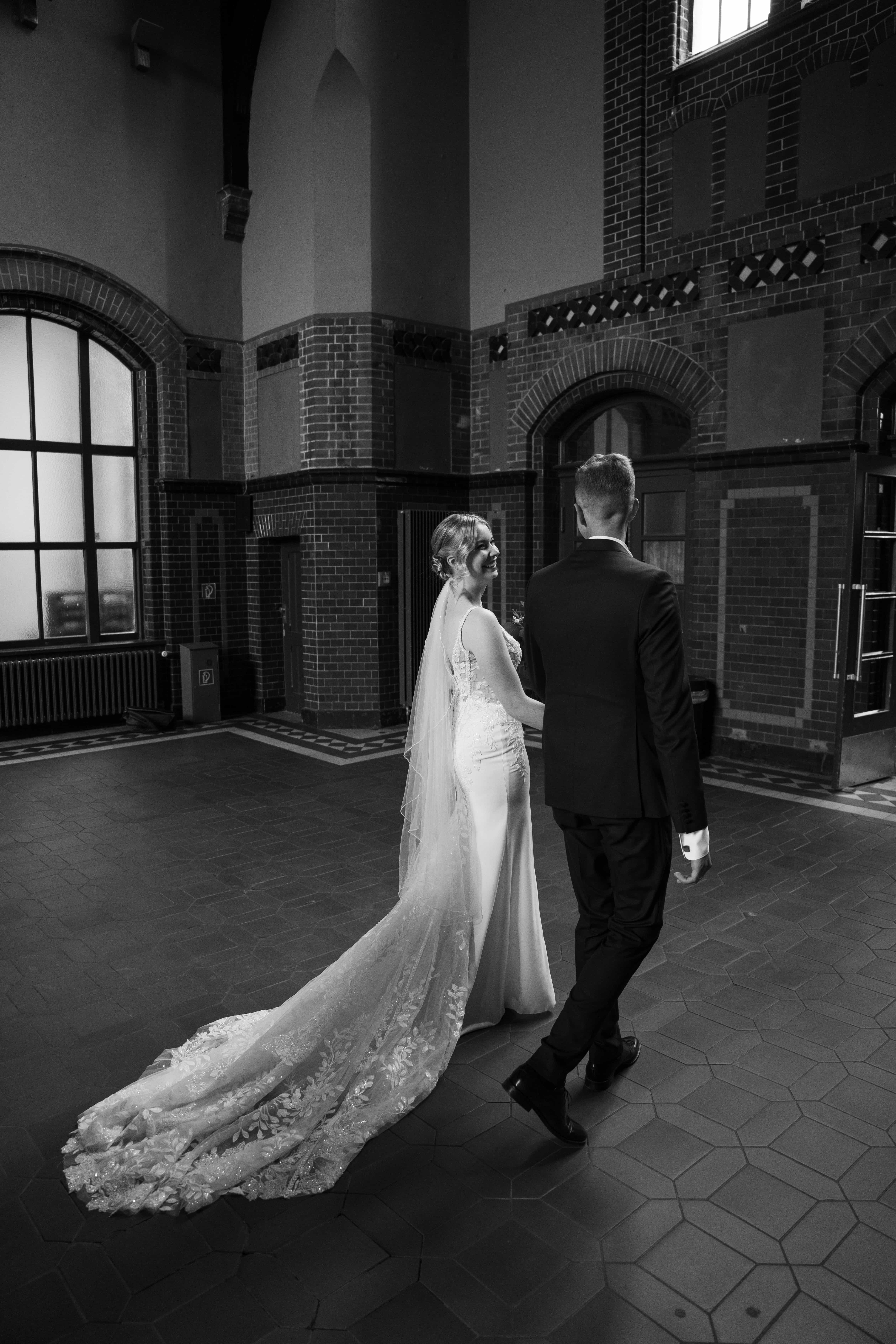 Hochzeitsfotograf Celine & Martin – Brautpaar lacht gemeinsam